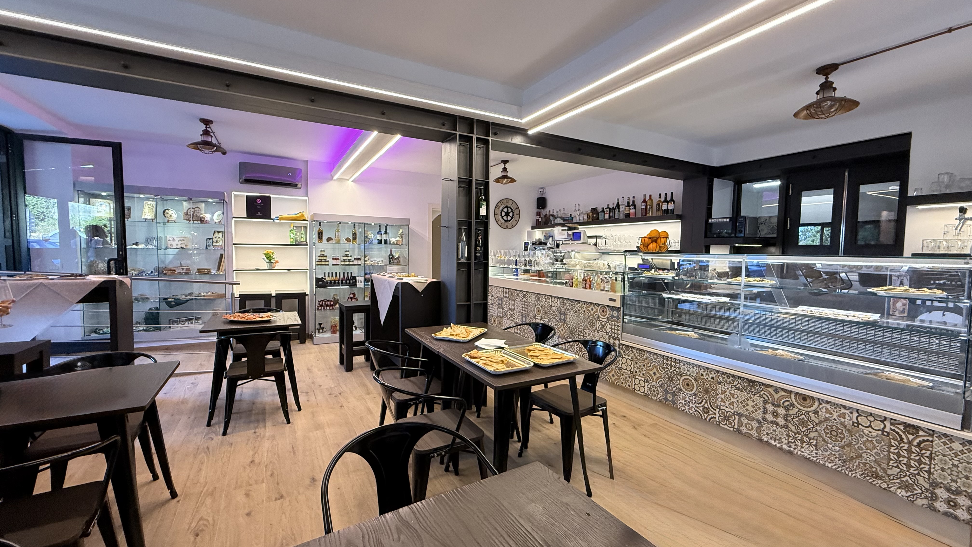 Tavolo apparecchiato in bistrot