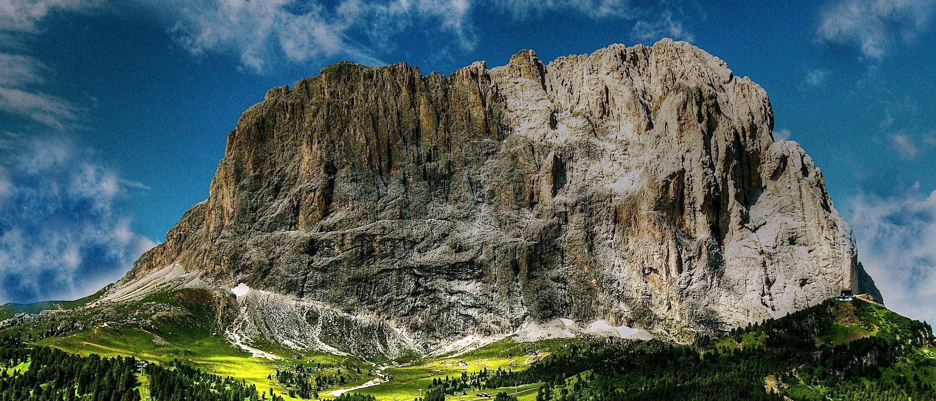 In Trentino la mano del gigante diventa il monte Sassolungo