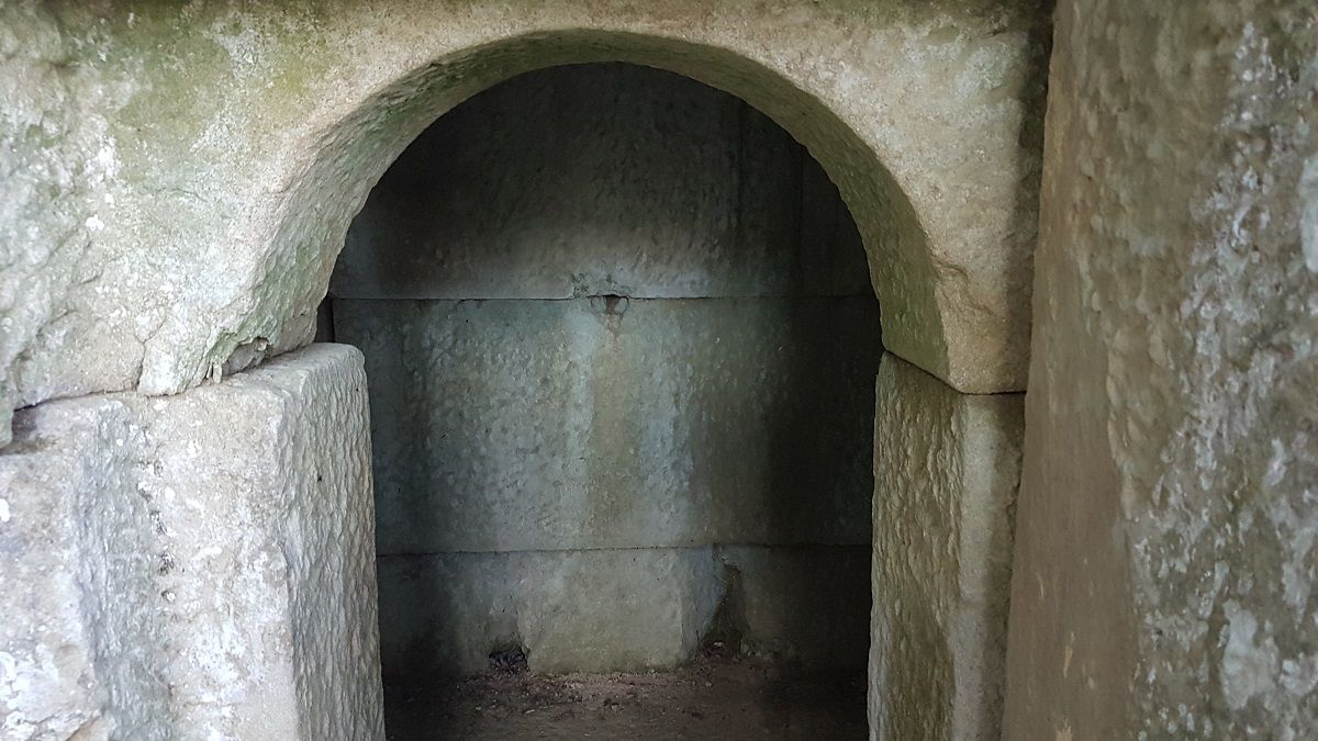 Umbria, la mistica tomba nel faggeto